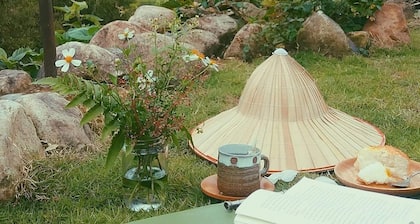 Indie Homies - ullakkohuone kahden hengen huoneessa, vuoristomaisema puisessa maalaismaisessa kodissa