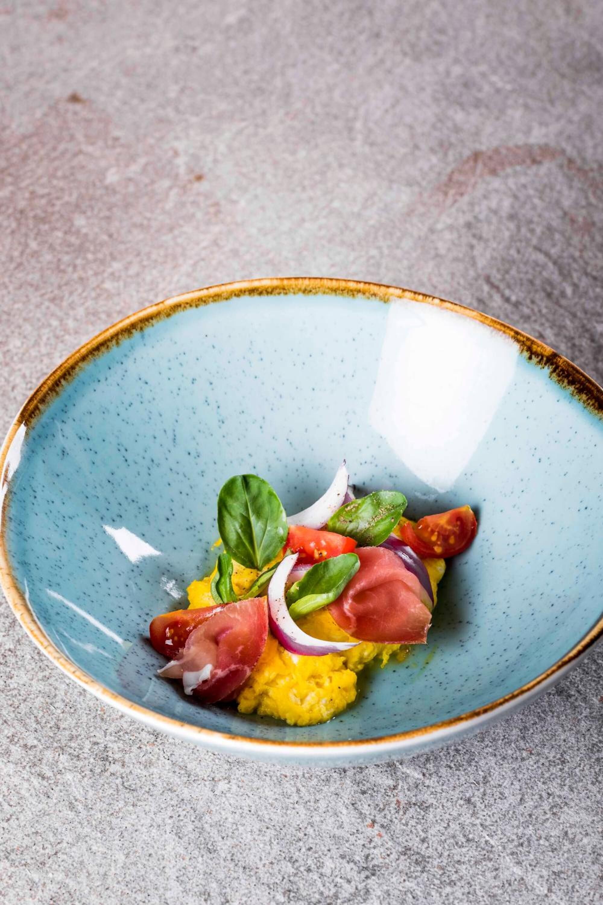 Un plato de comida con diversos ingredientes.