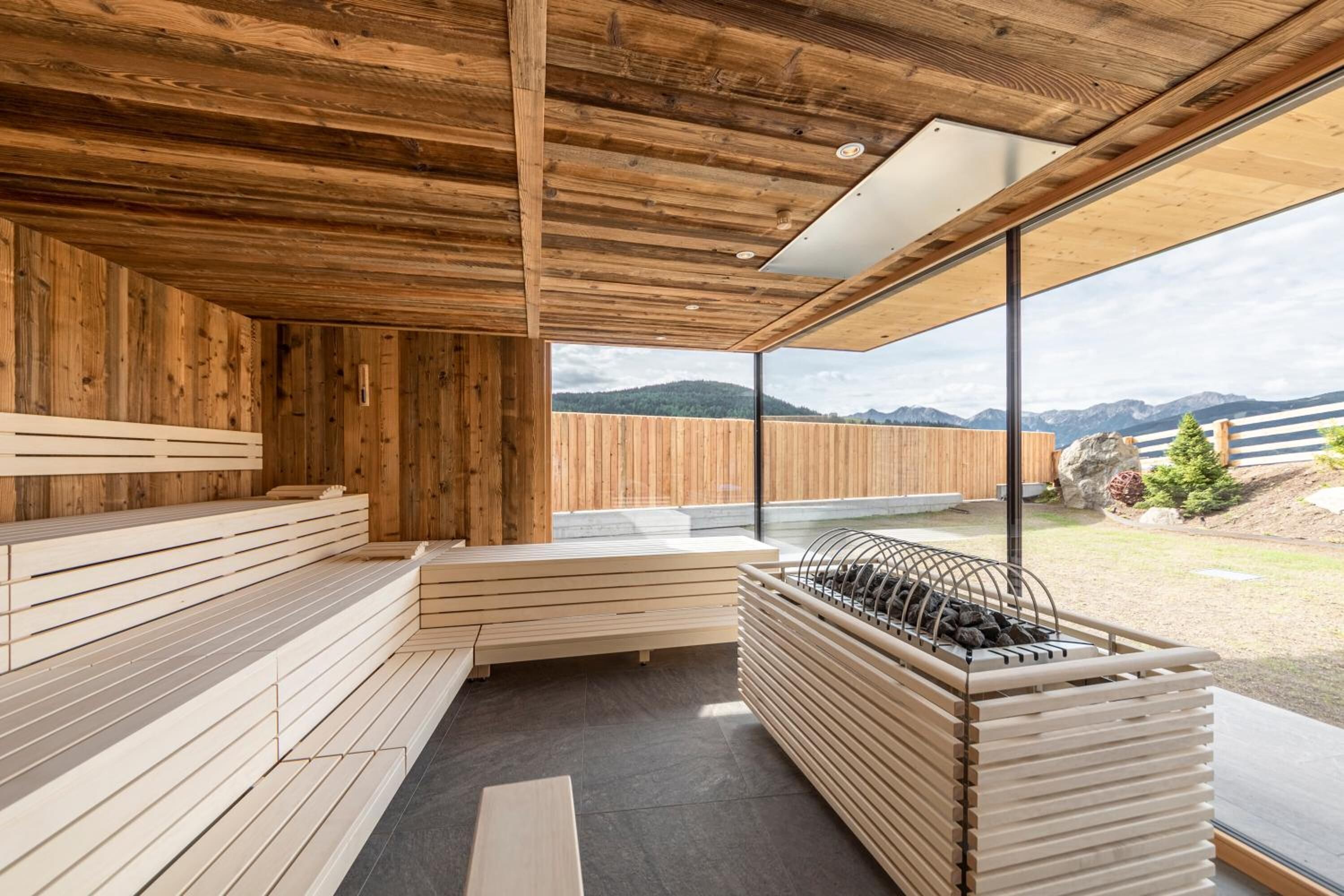Un interior moderno de madera con asientos integrados y una chimenea.