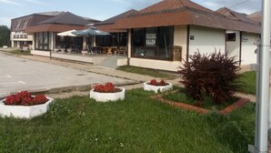 Un edificio con salón y restaurante.