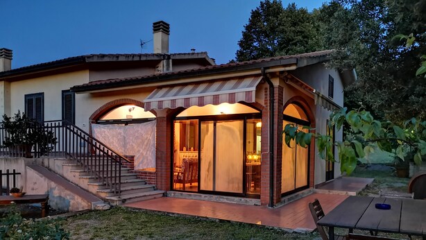 A house with a covered patio, a staircase, and a dining area. - Agriturismo Norianino (Manciano)