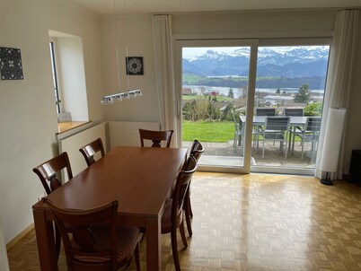 Family-friendly vacation apartment with lake view in Meggen
