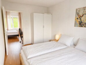 3 slaapkamers, een strijkplank/strijkijzer, reisbedje, gratis wifi