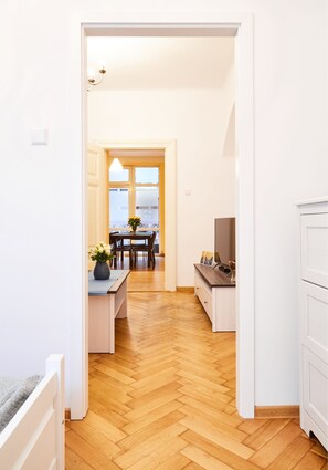 City-Apartment | Wohnbereich | 43-Zoll-Flachbildfernseher mit Kabelempfang, Fernseher