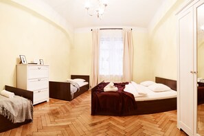 City-Apartment | 4 Schlafzimmer, Schreibtisch, laptopgeeigneter Arbeitsplatz