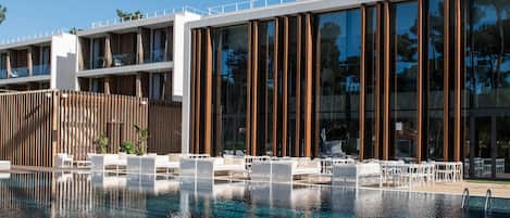 Piscine extérieure, parasols de plage, chaises longues