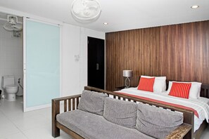 4 bedrooms, in-room safe, iron/ironing board, free WiFi