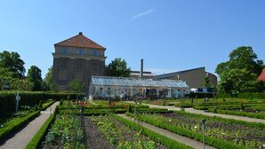A botanical garden with a greenhouse, a tower, and a building with a modern design. - Best Stay Copenhagen-Henrik Steffens Vej (Frederiksberg)