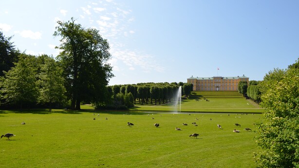 A large, well-maintained lawn with a fountain and a building in the background. - Best Stay Copenhagen-Henrik Steffens Vej (Frederiksberg)