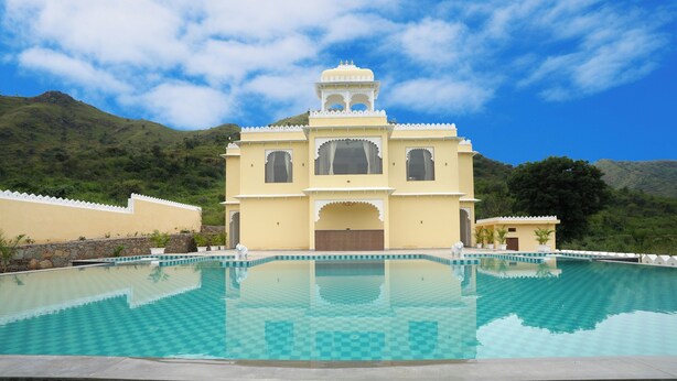 Outdoor pool - Maangarh Resort (Udaipur)