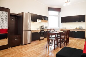 시티 아파트, 침실 2개 | 전용 주방 | 대용량 냉장고, 전자레인지, 오븐, 쿡탑