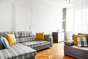 City-Apartment | Wohnzimmer | 50-Zoll-Flachbildfernseher mit Kabelempfang, Fernseher