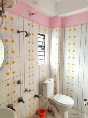 Suihku, sadesuihkupää, ilmaiset hygieniatuotteet