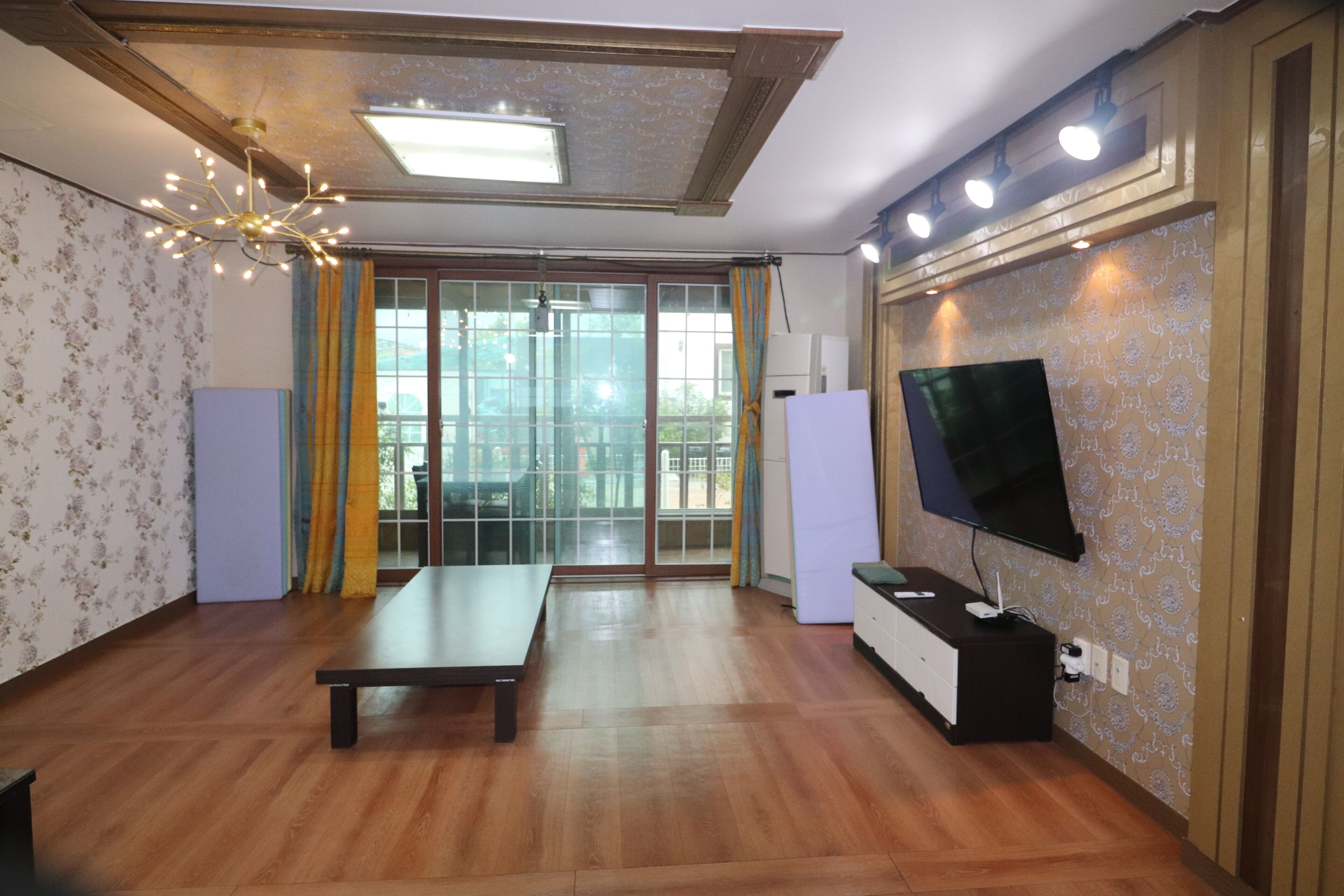 House (Jupiter) | Living area | 60-inch flat-screen TV with cable channels, TV