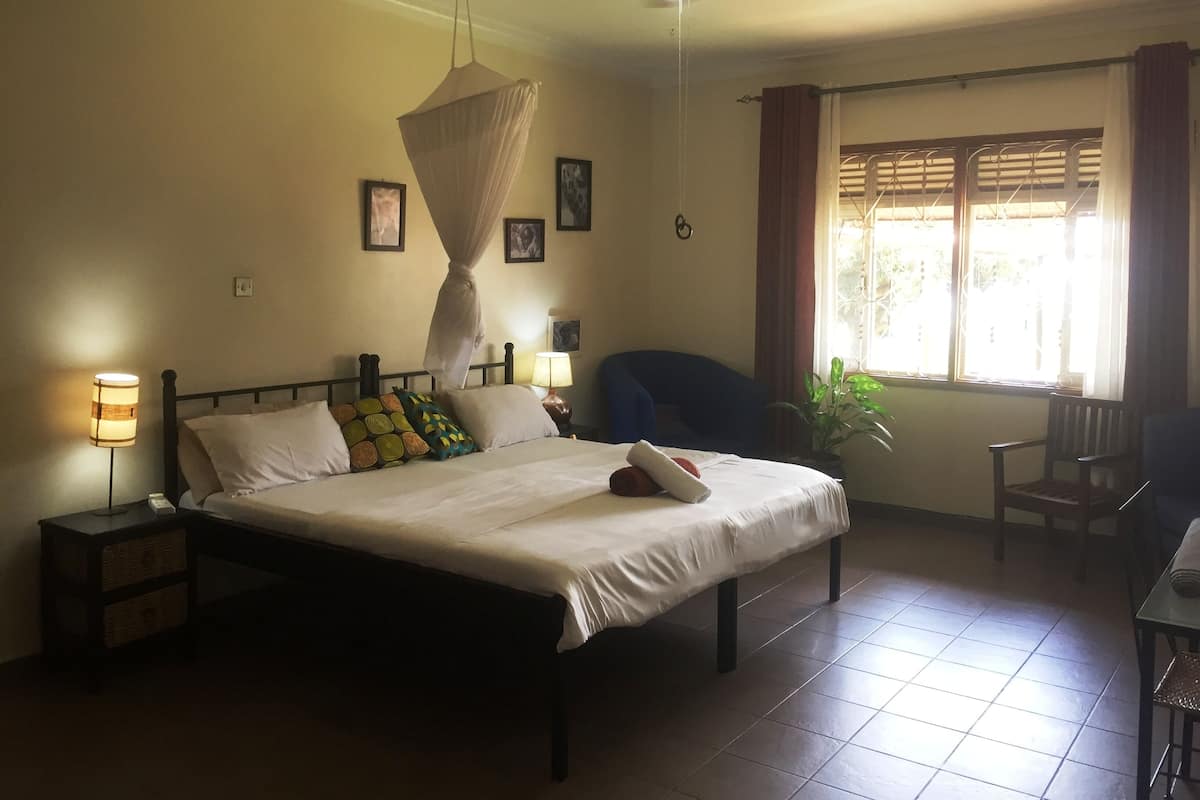 Camera con letto matrimoniale o 2 letti singoli, vista lago (Room 2) | Biancheria da letto di alta qualità, con stile personalizzato
