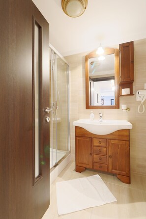 Căn hộ Deluxe | Phòng tắm | Đồ dùng nhà tắm miễn phí, máy sấy tóc, khăn tắm, xà phòng 