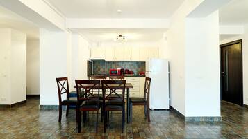 Deluxe Apartment | Private kitchen | Full-sized fridge, microwave, stovetop, coffee/tea maker