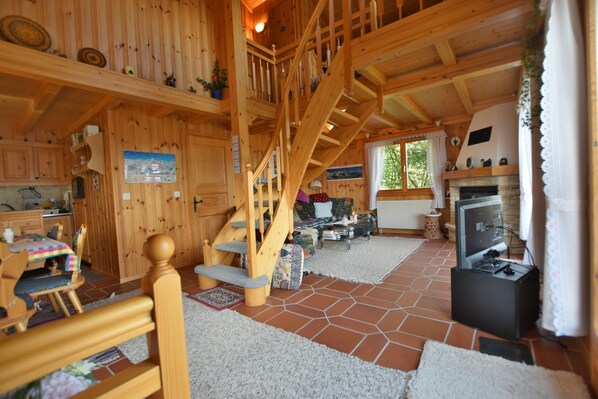 Chalet Mewah (incl. Cleaning Fee CHF 168.00) | Area keluarga | TV, perapian, dan pemutar DVD