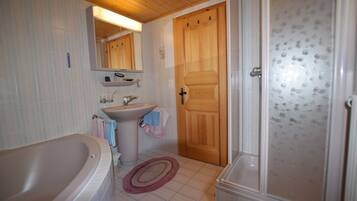 Luxury Chalet (incl. Cleaning Fee CHF 168.00) | Bathroom | Separate bathtub and shower, jetted bath, soap, toilet paper