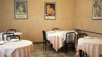 TĂ€gliches kontinentales FrĂŒhstĂŒck (4 EUR pro Person)