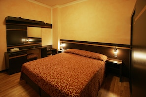 Superior Double or Twin Room | Free WiFi, bed sheets - Hotel Fina (Narni)