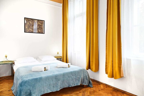 Desk, laptop workspace, iron/ironing board, cots/infant beds - Huge apartments Smolensk street (Kraków)