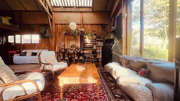 Een open haard en boeken