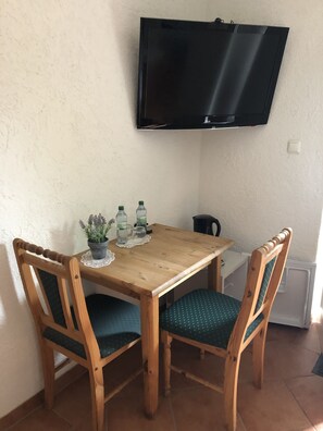 Dubbelrum - privat badrum (Terrace) | Vardagsrum | 19-tums platt-tv med satellitkanaler och tv