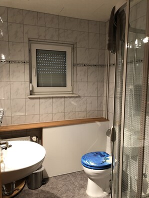 Dusch, gratis toalettartiklar, handdukar och tvål