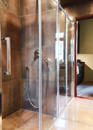 エクスクルーシブ スタジオ | バスルーム | シャワー、バスアメニティ (無料)、ヘアドライヤー、タオル