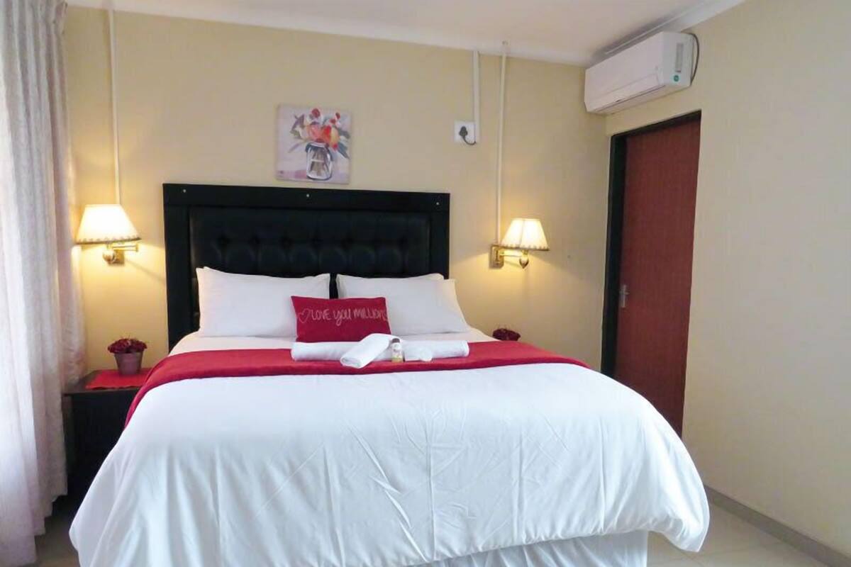 Standard Room | Minibar, in-room safe, desk, soundproofing