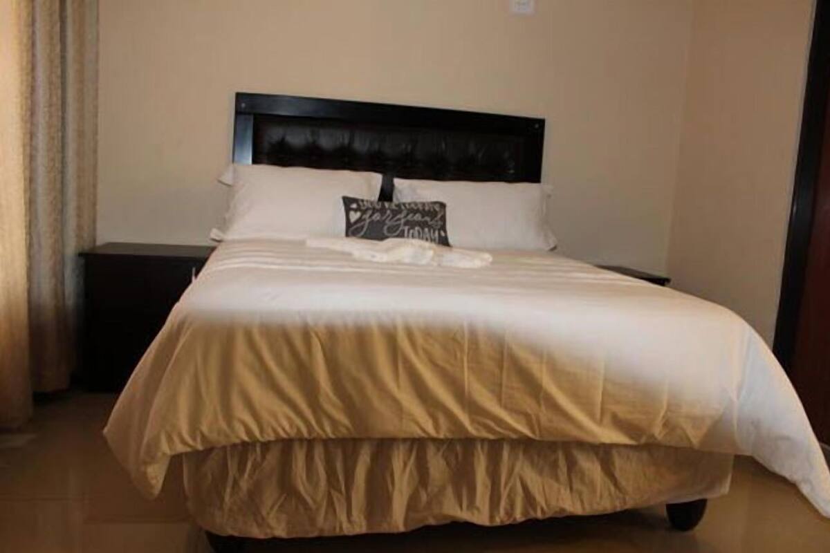 Executive Room | Minibar, in-room safe, desk, soundproofing