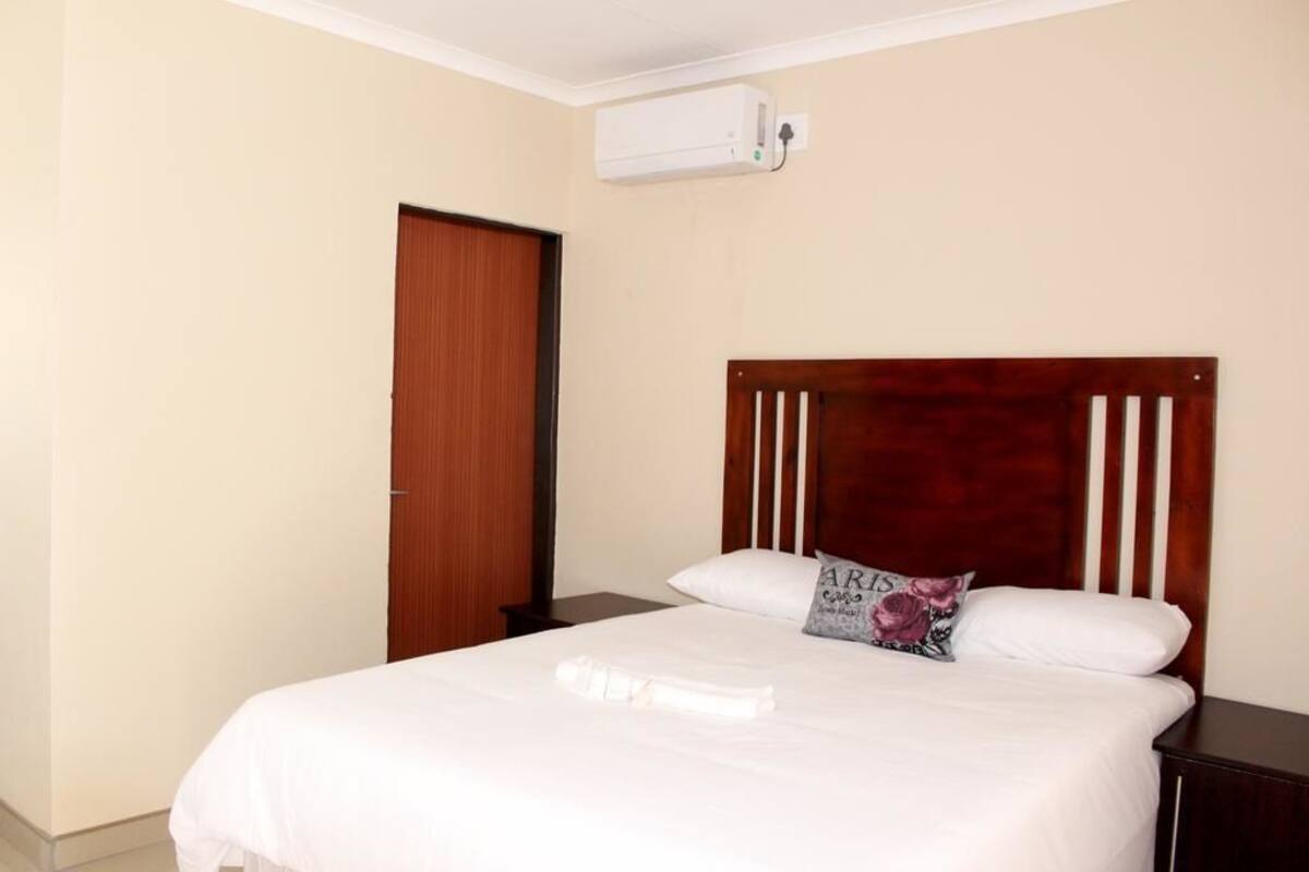 Executive Suite | Minibar, in-room safe, desk, soundproofing