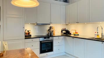 Superior Apartment | Private kitchen | Fridge, oven, dishwasher, coffee/tea maker