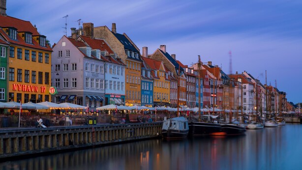 A waterfront with colorful buildings and a dock with boats. - Best Stay Copenhagen - Nyhavn 8 (Copenhagen)