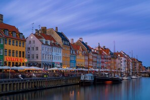 A waterfront with colorful buildings and a dock with boats. - Best Stay Copenhagen - Nyhavn 8 (Copenhagen)