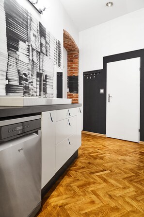 Appartamento familiare, al piano terra | Cucina privata | Frigorifero, microonde, piano cottura, macchina per tè/caffè