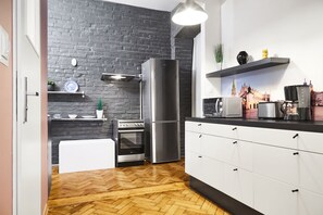 Appartamento familiare, al piano terra | Cucina privata | Frigorifero, microonde, piano cottura, macchina per tè/caffè