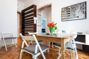 City Apartment, 3 Bedrooms | Ruang makan
