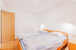 Apartment, Balcony, Mountain View (A2) | Meja, katil bayi/kot (surcaj), Wi-fi percuma, cadar katil 