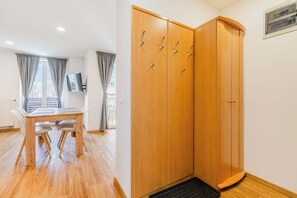 Apartment, Balcony, Mountain View (A2) | Almari pakaian