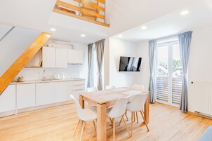 Apartamento, 2 habitaciones, balcón, vistas a la montaña (A3) | Cocina privada | Frigorífico, lavavajillas, hervidor eléctrico y trona infantil