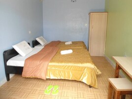 Escritorio y ropa de cama 