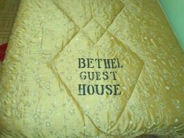 Escritorio y ropa de cama