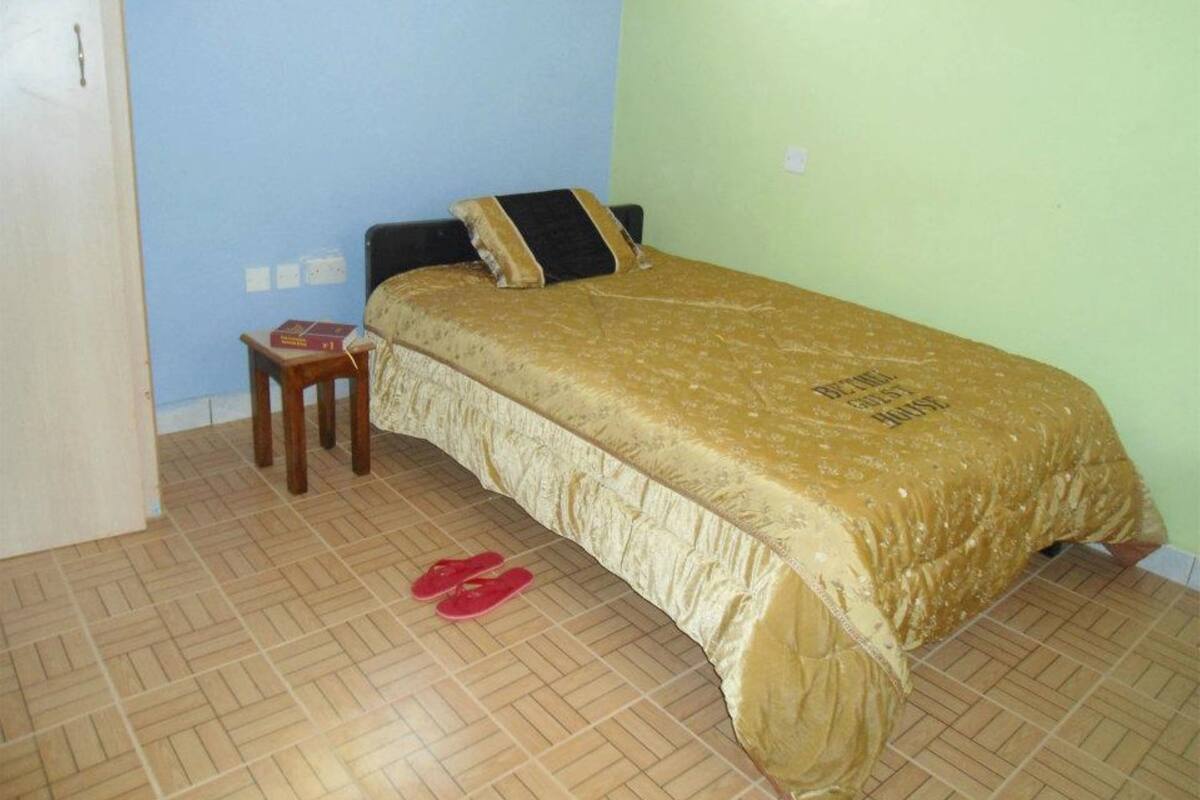 Habitación estándar | Escritorio y ropa de cama