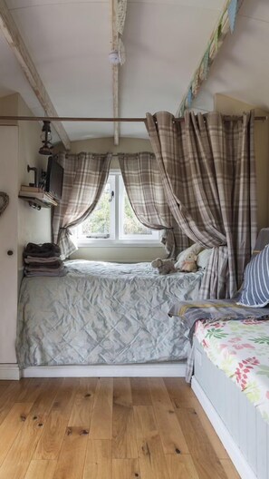 Cabin, Hot Tub (Shepherds Hut) | Bed sheets - Stud Farm (Lymington)