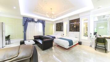 Luxury Double or Twin Room, 2 Bedrooms, Non Smoking | Individually decorated, individually furnished, desk, blackout drapes