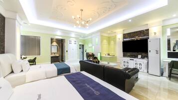 Luxury Double or Twin Room, 2 Bedrooms, Non Smoking | Individually decorated, individually furnished, desk, blackout drapes