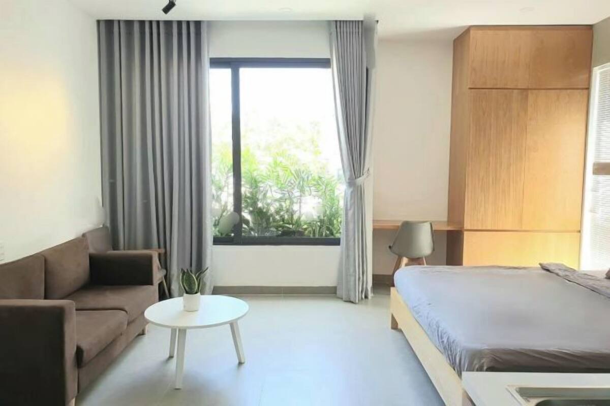 Egyptian cotton sheets, premium bedding, soundproofing, WiFi (free)