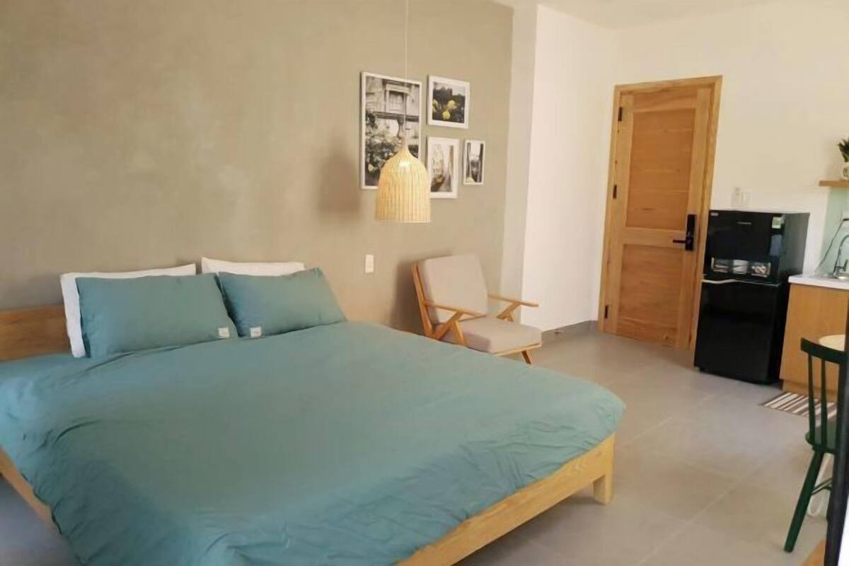 Egyptian cotton sheets, premium bedding, soundproofing, WiFi (free)